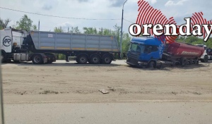 На Беляевском шоссе в Оренбурге движение практически парализовали большегрузы, застрявшие в грунте