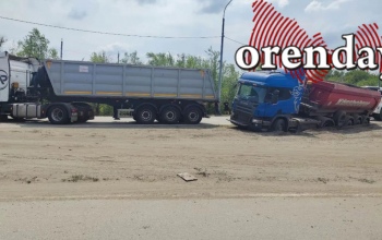 На Беляевском шоссе в Оренбурге движение практически парализовали большегрузы, застрявшие в грунте