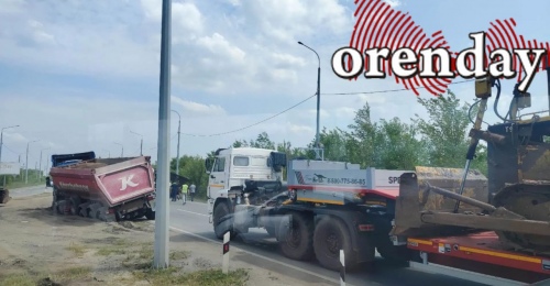 На Беляевском шоссе в Оренбурге движение практически парализовали большегрузы, застрявшие в грунте