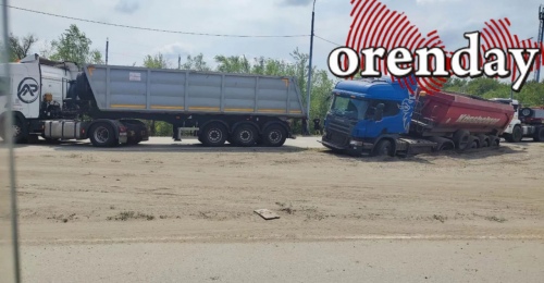 На Беляевском шоссе в Оренбурге движение практически парализовали большегрузы, застрявшие в грунте