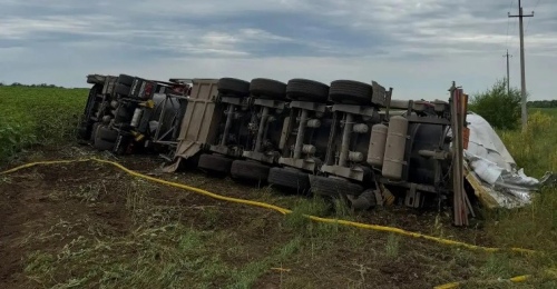 Многотонный автопоезд перевернулся на трассе в Илекском районе