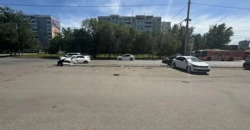 В Оренбурге на Родимцева «Лада» не уступила дорогу «Фольксвагену»