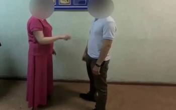 В Оренбурге мужчина пришел мириться к соседке и получил удар ножом (18+)
