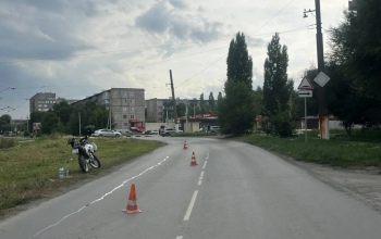 Девушка получила перелом бедра после опрокидывания мотоцикла в Орске