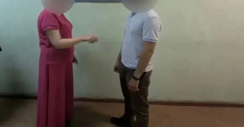 В Оренбурге мужчина пришел мириться к соседке и получил удар ножом (18+)