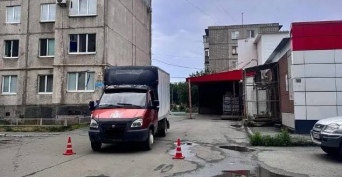 В Орске 68-летняя пенсионерка попала под колеса сдающего назад грузовика 