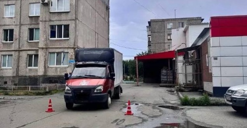 В Орске 68-летняя пенсионерка попала под колеса сдающего назад грузовика 