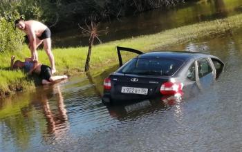 В Новоорском районе полицейский спас водителя, съехавшего в озеро