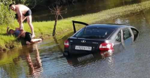 В Новоорском районе полицейский спас водителя, съехавшего в озеро
