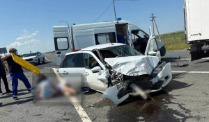 В Оренбуржье 17-летняя девушка и 43-летний мужчина пострадали при столкновении с грузовиком Scania
