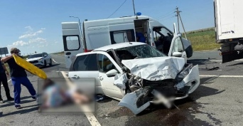 В Оренбуржье 17-летняя девушка и 43-летний мужчина пострадали при столкновении с грузовиком Scania