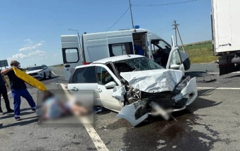 В Оренбуржье 17-летняя девушка и 43-летний мужчина пострадали при столкновении с грузовиком Scania