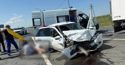В Оренбуржье 17-летняя девушка и 43-летний мужчина пострадали при столкновении с грузовиком Scania