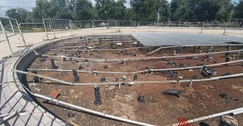 В Оренбурге фонтан в парке имени Ленина так и не начали ремонтировать после повреждения коммунальной техникой