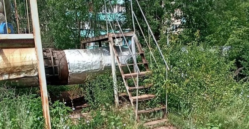 Школьный маршрут на выживание: на улице Липовой дети и мамы с колясками вынуждены штурмовать теплотрассу
