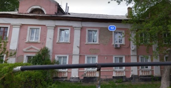 В Оренбурге у жителей аварийного дома рушатся потолки в квартирах