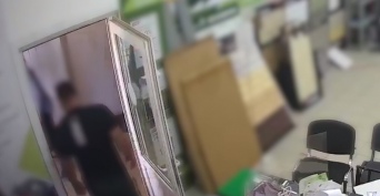 В Оренбуржье бывший муж напал на кассира магазина 