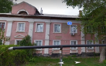 В Оренбурге у жителей аварийного дома рушатся потолки в квартирах 