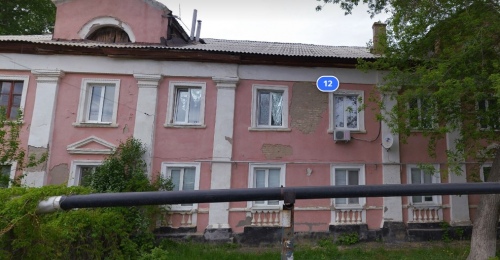 В Оренбурге у жителей аварийного дома рушатся потолки в квартирах 