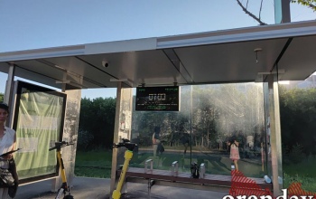 На остановках Оренбурга убрали плакаты с маршрутами движения городского транспорта