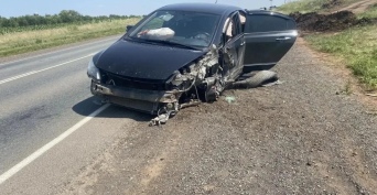 В Оренбуржье автомобиль Honda Civic выехал на «встречку» и протаранил эвакуатор