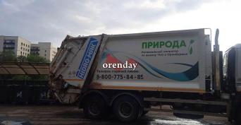 В Оренбурге мусоровоз смял легковушку