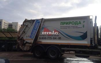 В Оренбурге мусоровоз смял легковушку