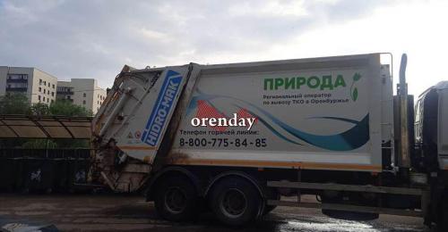 В Оренбурге мусоровоз смял легковушку