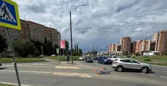 В Оренбурге автомобиль Nissan Qashqai сбил на «зебре» подростка-велосипедиста