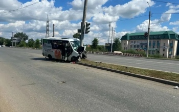 В Оренбурге пассажирский автобус врезался в столб 