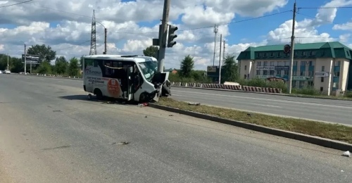 В Оренбурге пассажирский автобус врезался в столб 
