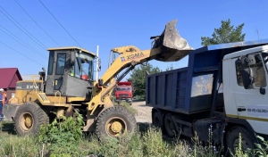 В Орске, исполняя поручение Евгения Солнцева, продолжают вывозить строительный мусор с территорий, пострадавших от паводка 2024 года