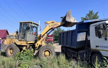 В Орске, исполняя поручение Евгения Солнцева, продолжают вывозить строительный мусор с территорий, пострадавших от паводка 2024 года