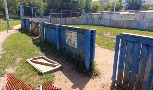 В Оренбурге ребятишки во дворе на проезде Больничном играют на детской площадке в спартанских условиях