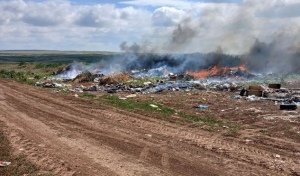 В Оренбургском районе в поселке Горный горела свалка