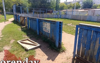 В Оренбурге ребятишки во дворе на проезде Больничном играют на детской площадке в спартанских условиях