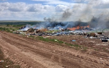 В Оренбургском районе в поселке Горный горела свалка