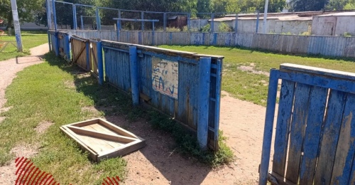 В Оренбурге ребятишки во дворе на проезде Больничном играют на детской площадке в спартанских условиях