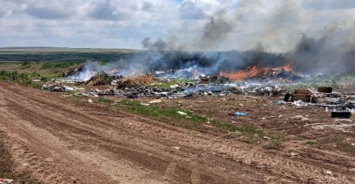 В Оренбургском районе в поселке Горный горела свалка