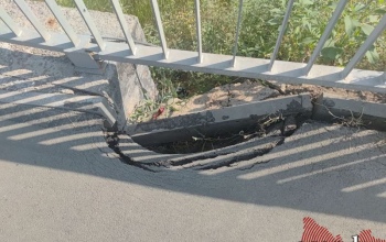 В Оренбурге новый мост на улице Конституции СССР продолжает разрушаться 