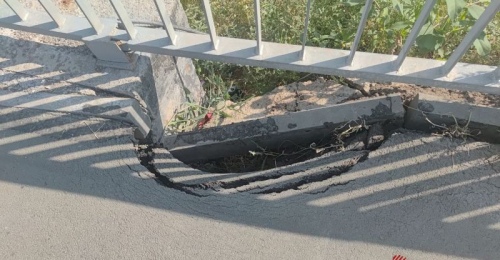 В Оренбурге новый мост на улице Конституции СССР продолжает разрушаться 