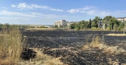 В Орске выгорела степь рядом с жилыми домами