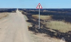 На востоке Оренбургской области пожарные более 18 часов борются с огнем