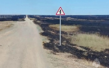 На востоке Оренбургской области пожарные более 18 часов борются с огнем