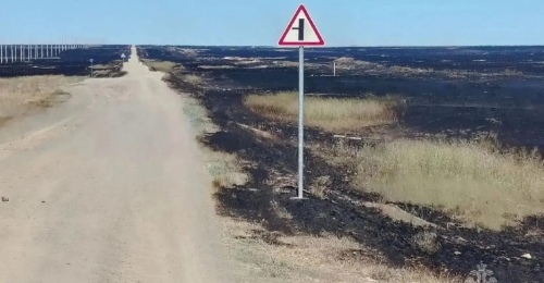 На востоке Оренбургской области пожарные более 18 часов борются с огнем