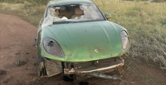 В Оренбурге в кювет опрокинулся автомобиль Porsche Macan, автоледи и пассажирка госпитализированы