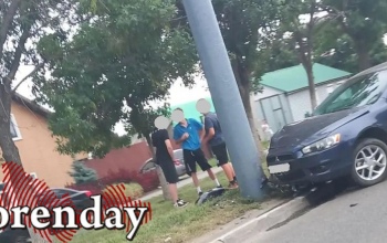 В Оренбурге на улице Терешковой автомобиль Mitsubishi въехал в столб