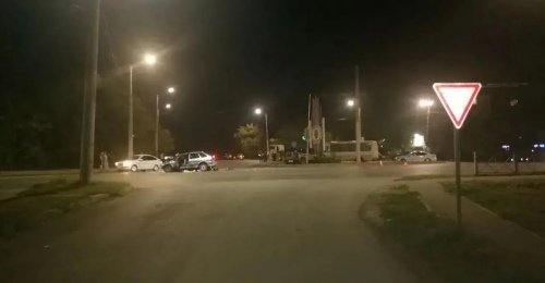 В Оренбурге на перекрестке столкнулись «Jetour» и ВАЗ: водитель госпитализирован