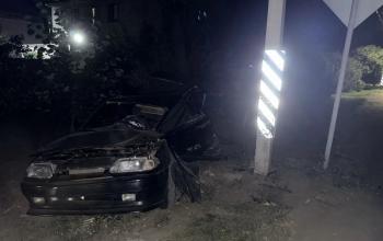В Оренбурге «ВАЗ» врезался в столб после столкновения с «Вестой»