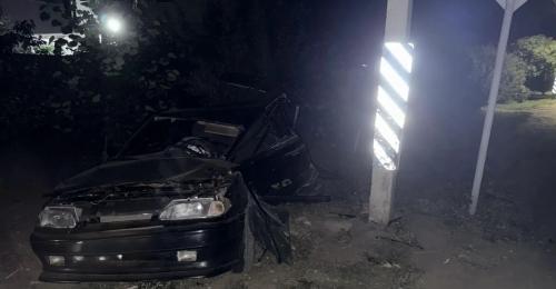 В Оренбурге «ВАЗ» врезался в столб после столкновения с «Вестой»